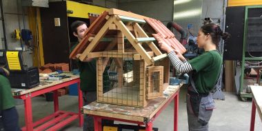 Leerlingen Dierenzorg maken vogelvoederhuisjes voor Coda Hospice