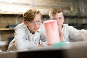 Leerlingen PITO in het labo