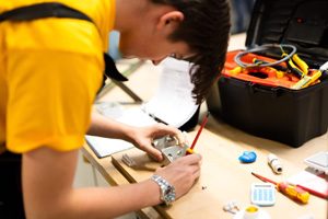 Leerling PITO eerste graad tijdens praktijkles