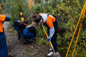 Leerling PITO van de eerste graad werkt in de tuin